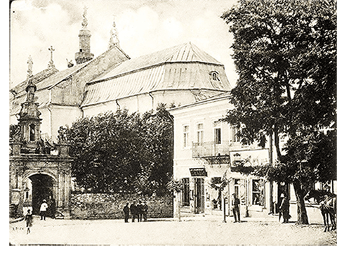Кафедральный костел со стороны площади