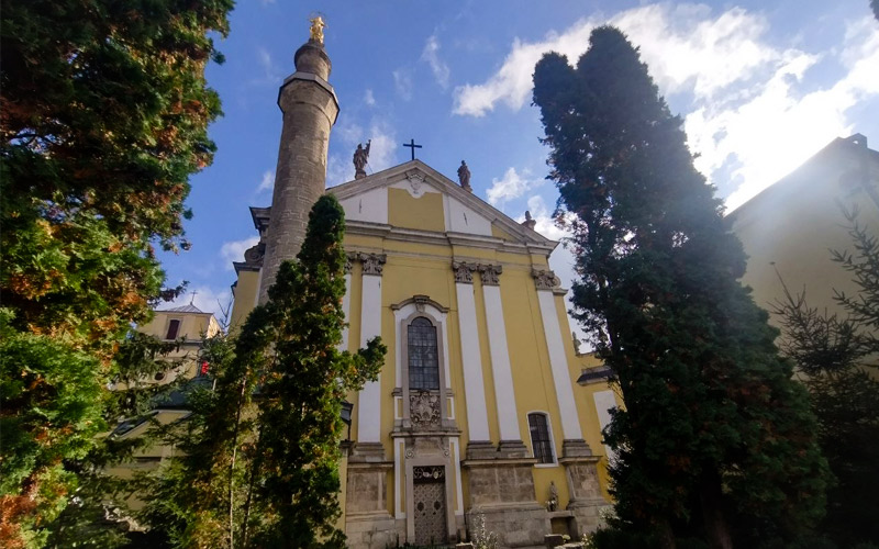 Вид на костел із заходу