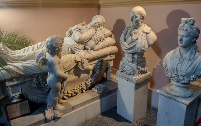 Надгробок Лаури