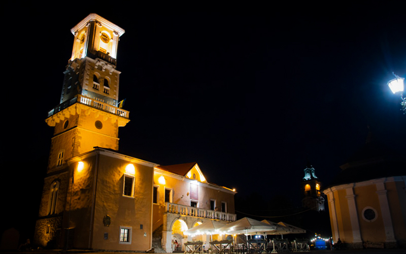 Ратуша в ночі