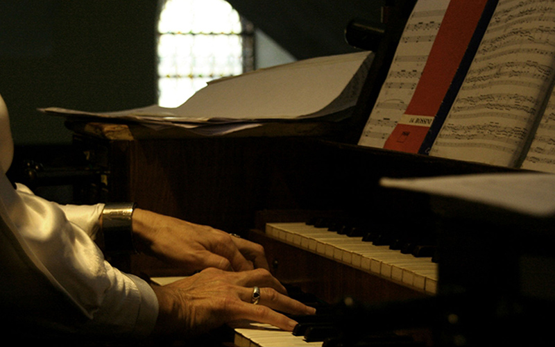 Музикант грає на органі