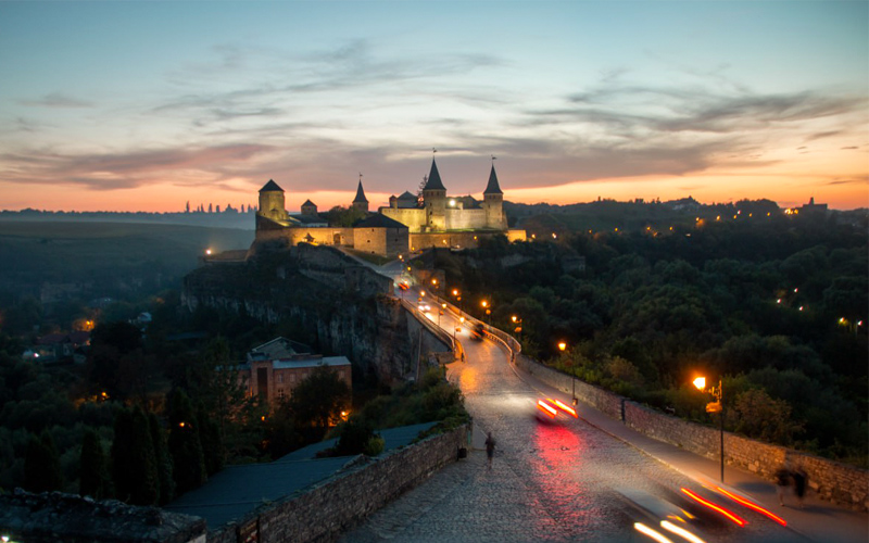 Старий замок на заході сонця